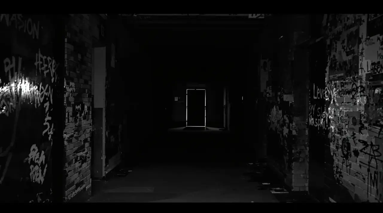 谁在深夜敲门横幅海报